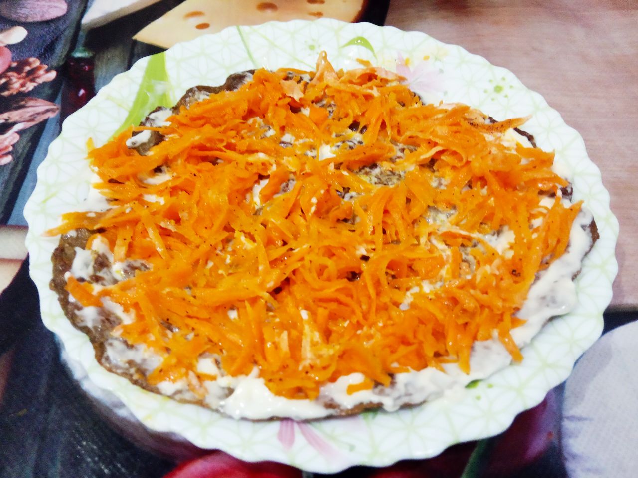 Простой рецепт торта из печени, сыра, лука и моркови: Блины смазываем майонезом поочередно и кладем начинку.