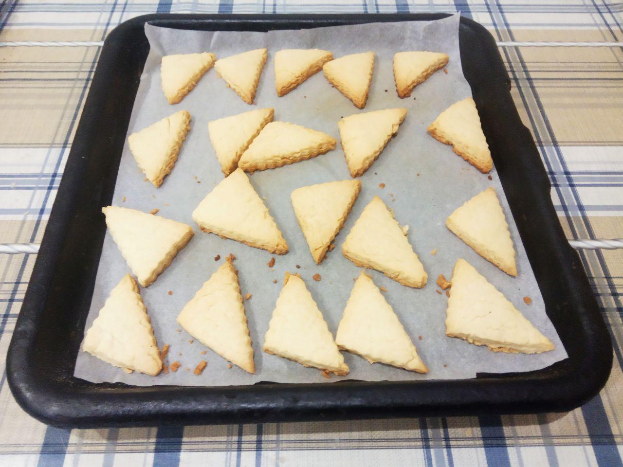 Рассыпчатое вкусное печенье с добавлением крахмала: Выкладываем печенье на блюдо уже охлажденным. Печенье нежное и рассыпчатое, выкладывать нужно осторожно.