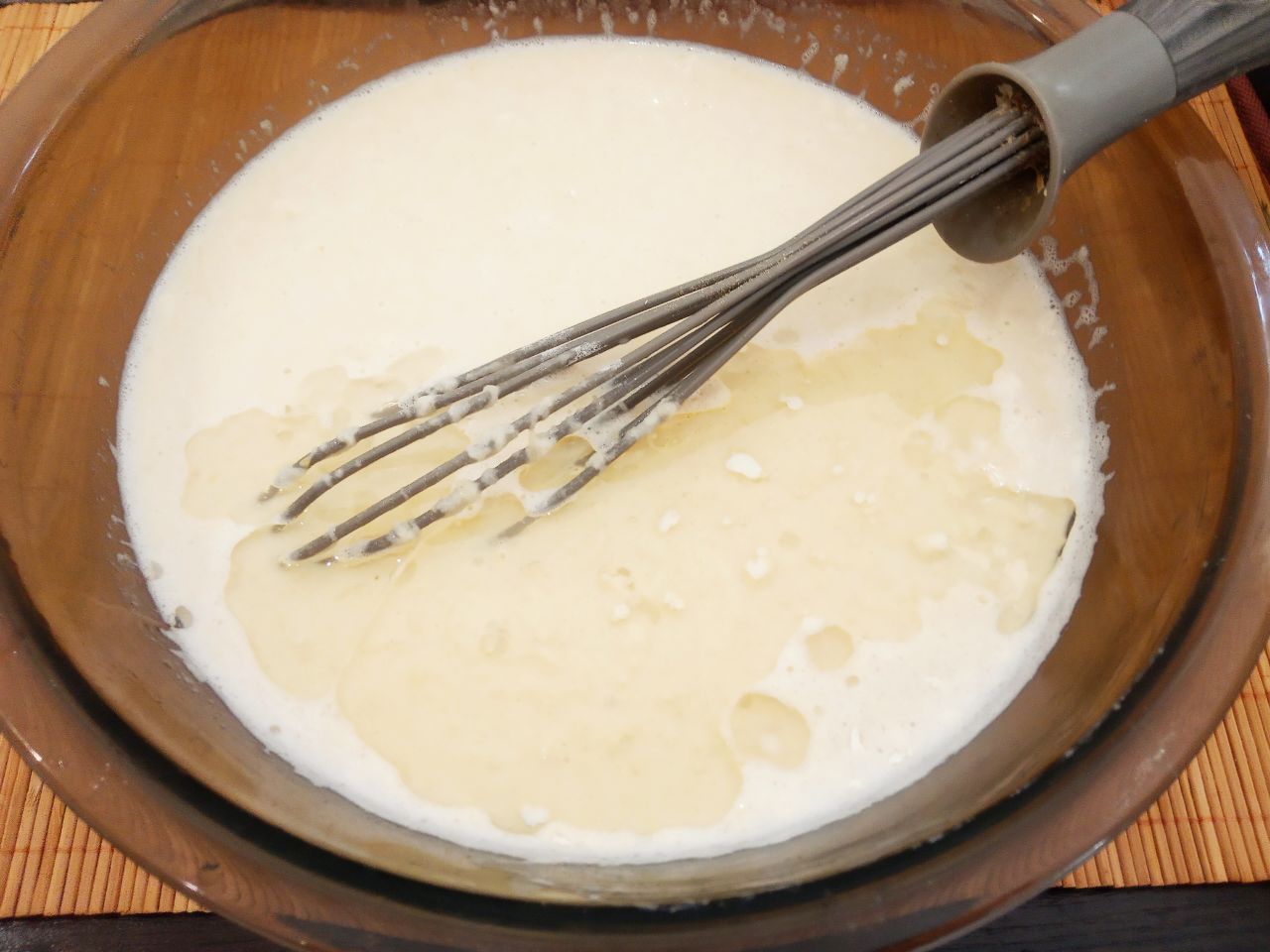 Картофельные блины со сметаной, вкусные и аппетитные: Вливаем в блинное тесто растительное масло, размешиваем.