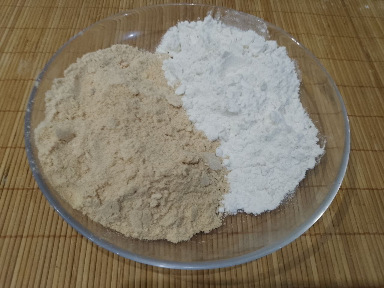 Сырники запеченные в духовке, нежные, сочные и вкусные: В тарелку насыпаем муку и панировочные сухари в равных количествах.