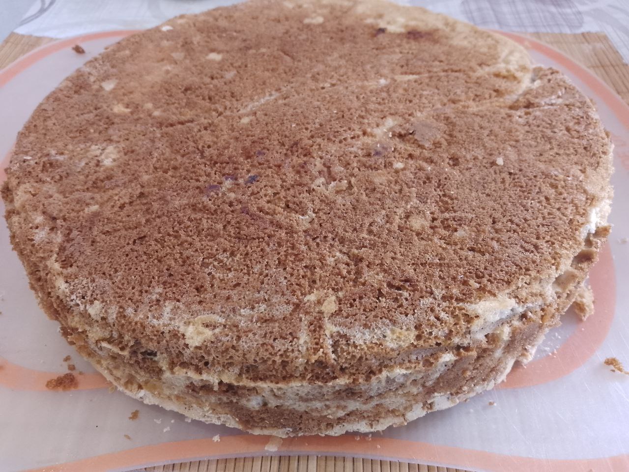 Пирог с кремом из сметаны и вареного сгущенного молока, нежный и мягкий: Испеченный пирог охлаждаем в форме до теплого состояния. Вынимаем корж из формы и охлаждаем на решетке.
