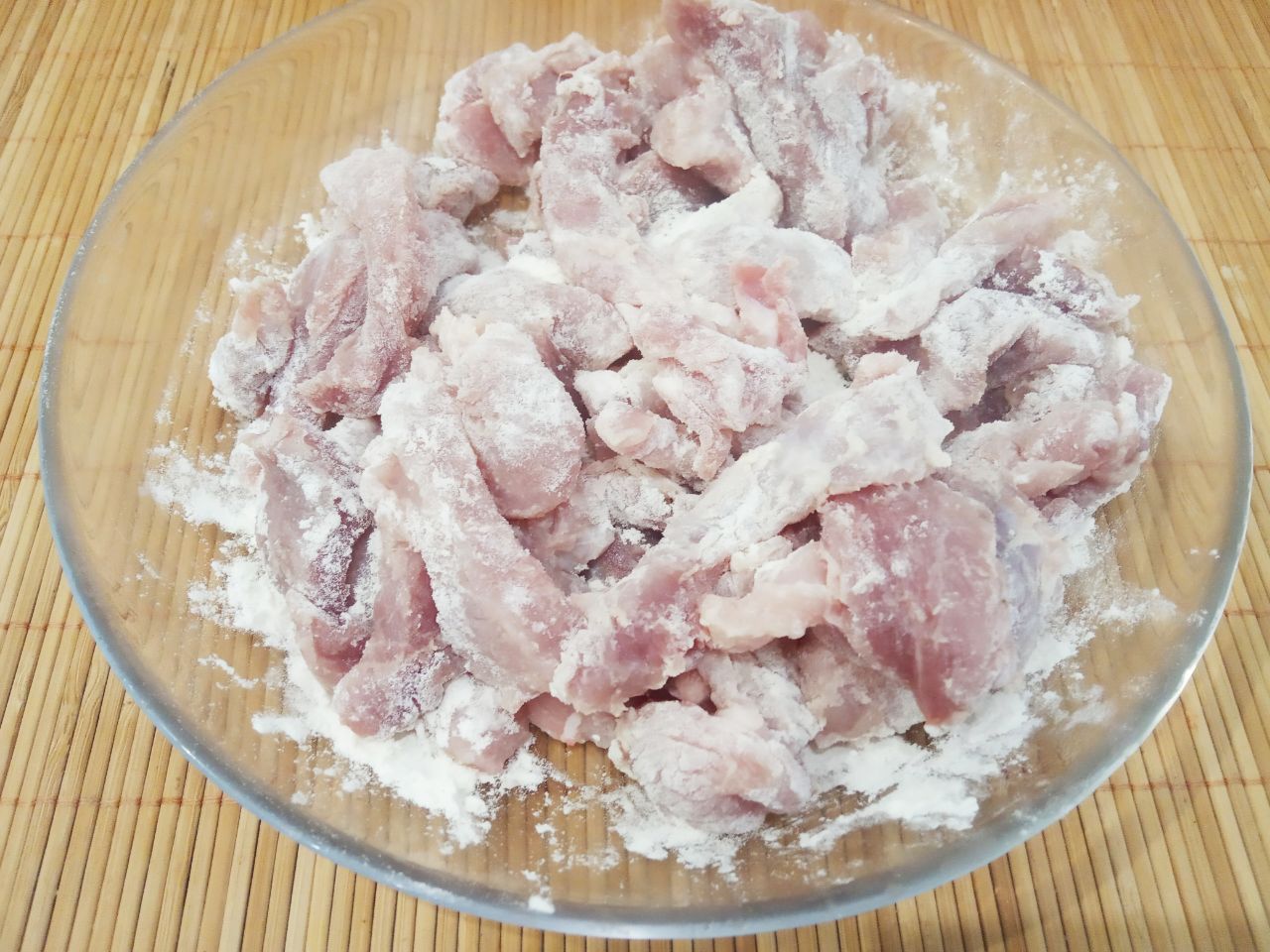 Гуляш свиной с соусом из сметаны и томатной пасты: Кусочки свинины обваливаем в муке.