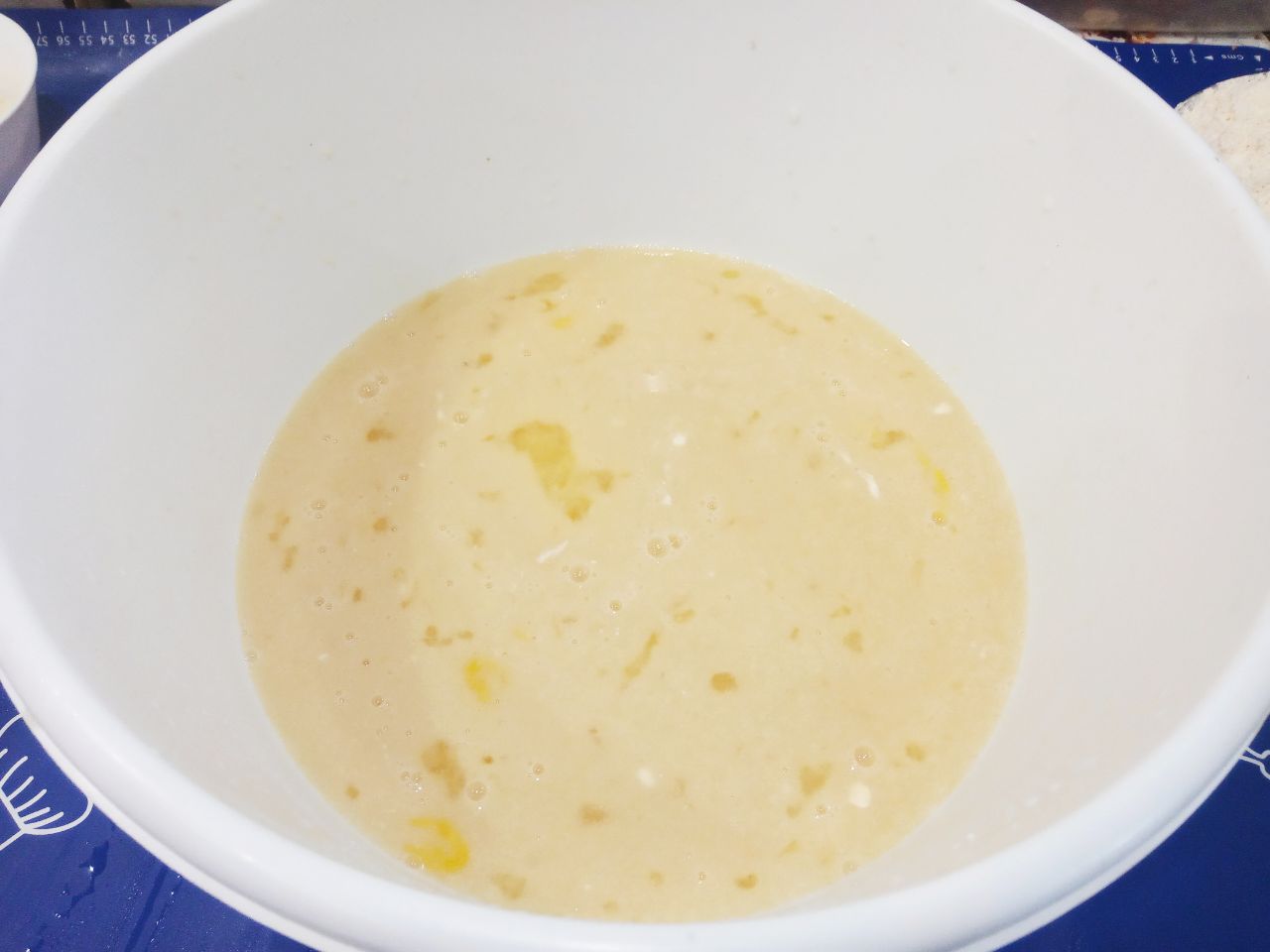 Булочки с начинкой из яблок и мака: Когда дрожжи разойдутся, вливаем яичную смесь, размешиваем.