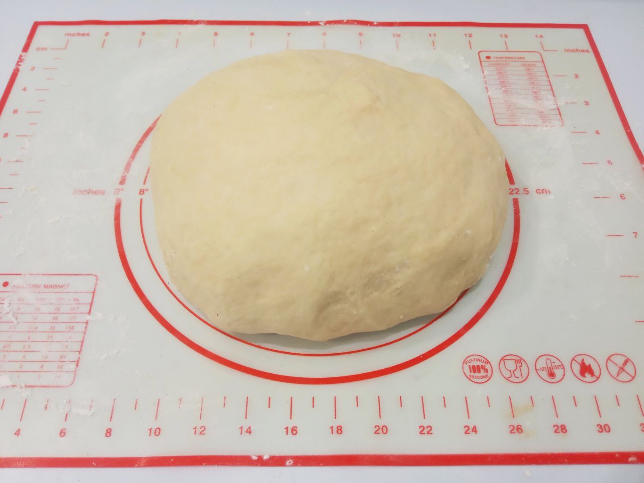 Сахарные булочки к чаю, просто и вкусно: Когда тесто увеличится в объеме, перемешиваем, кладем на рабочую поверхность и разделяем на колобки. Колобки