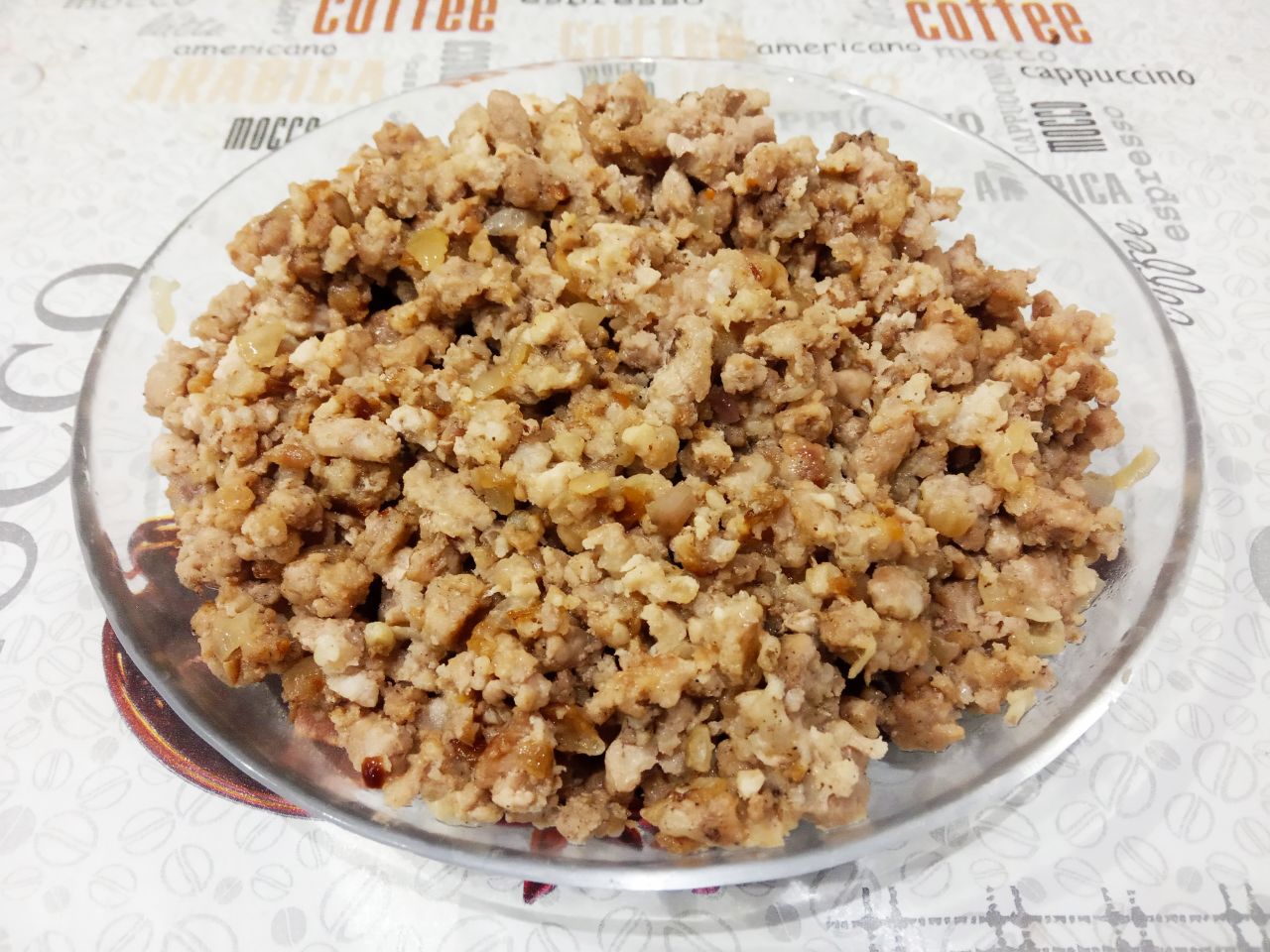 Простой рецепт пирожков из теста на растительном масле, с мясной начинкой: Кладем фарш и обжариваем с луком до испарения влаги.