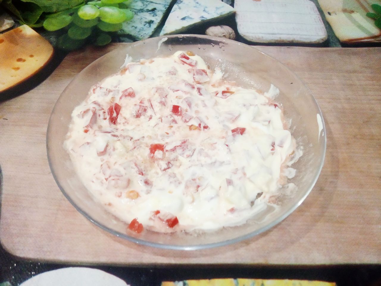 Запеченные баклажаны с фаршем, помидорами и сыром, в духовке: Соединяем сметану, майонез, чеснок и кубики помидоров, солим по вкусу и перемешиваем.