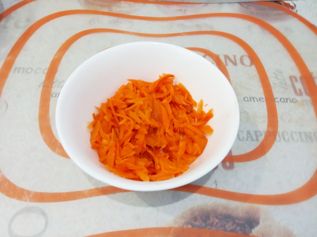Картофель тушеный и фаршированный мясным фаршем: Морковь очищаем, промываем и натираем на терке.