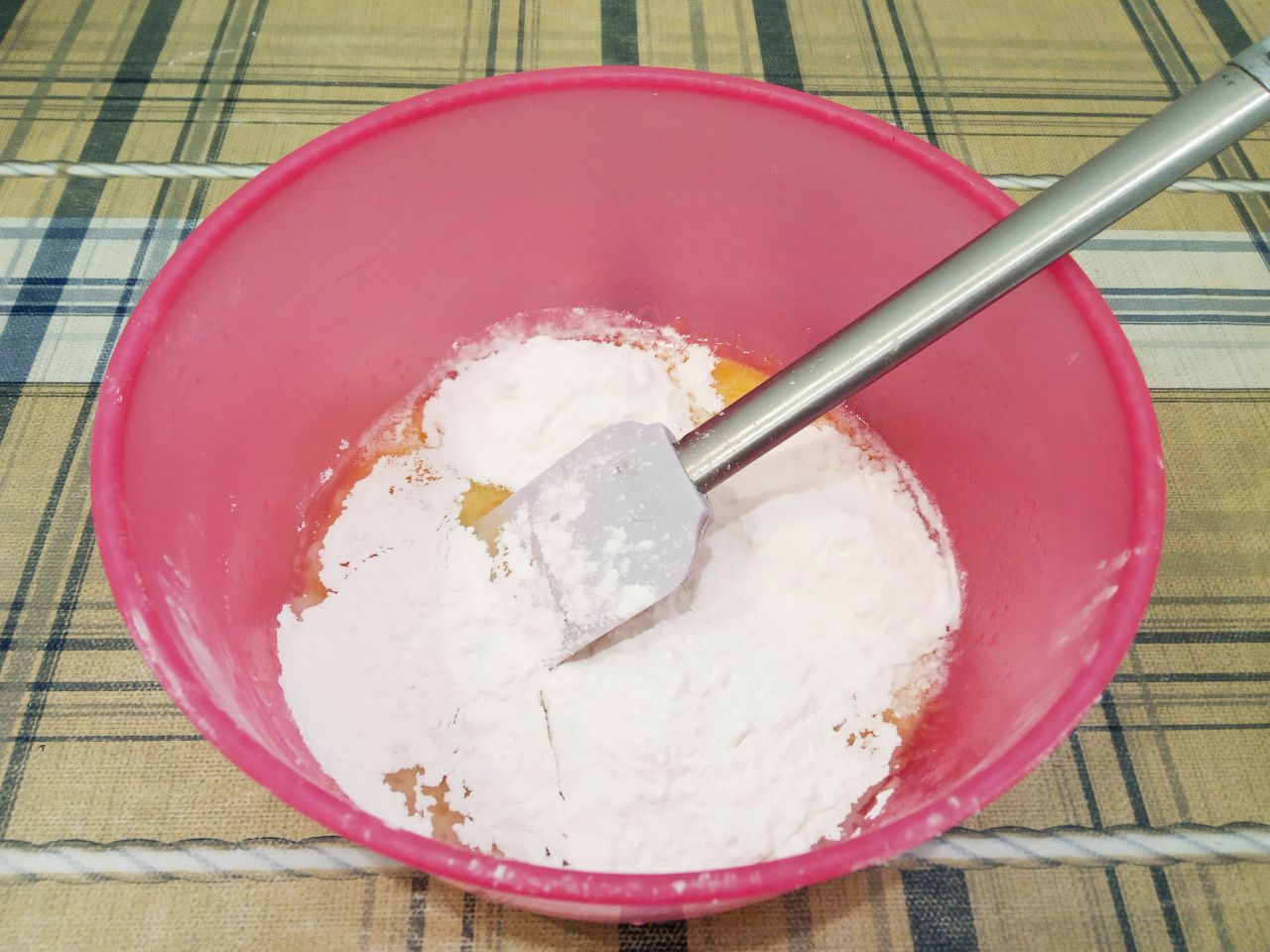 Печенье песочное со сливочным вкусом и в кокосовой стружке: Добавляем крахмал и сухие сливки или молоко, размешиваем до однородного состояния.