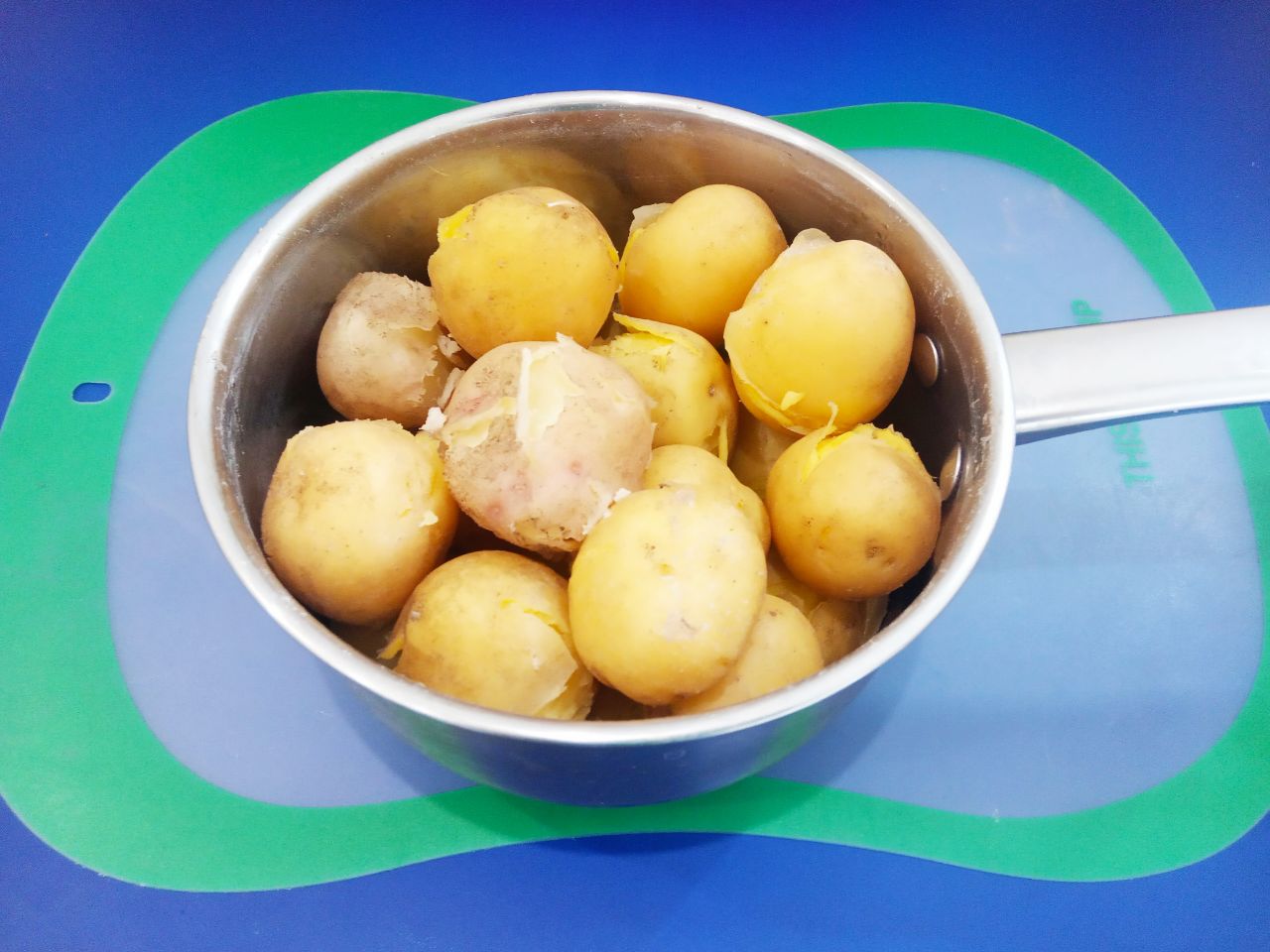 Молодой картофель обжаренный на масле, с укропом и чесноком: Сливаем воду из картофеля и охлаждаем, чтобы удобнее было очищать.