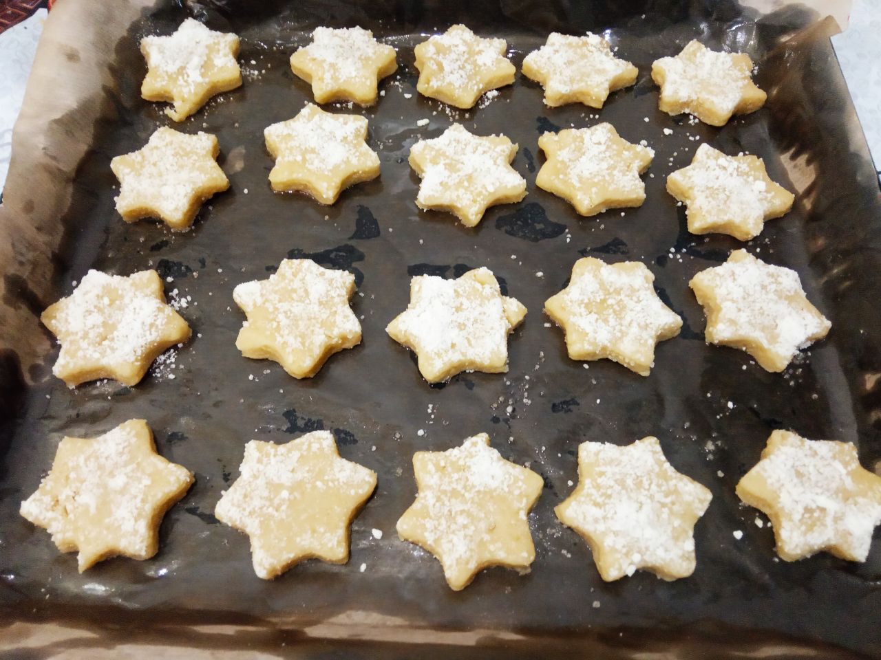Простой рецепт песочного домашнего печенья, просто и вкусно: Противень смазываем жиром или застилаем пергаментом и укладываем печенье.