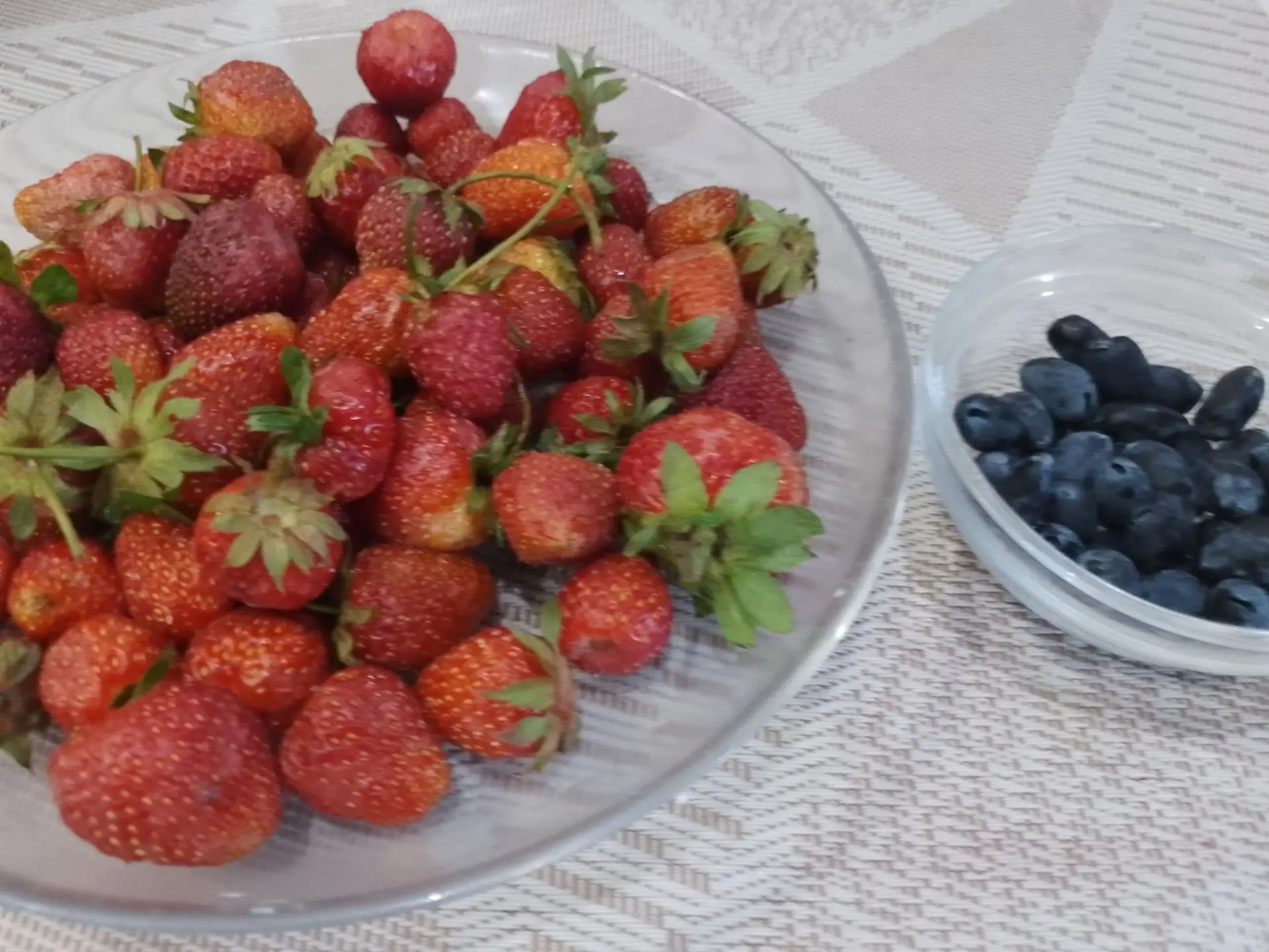 Песочный пирог с начинкой из творога, взбитых белков и ягод клубники: Ягоды перебираем, отрезаем хвостики, промываем водой и просушиваем.