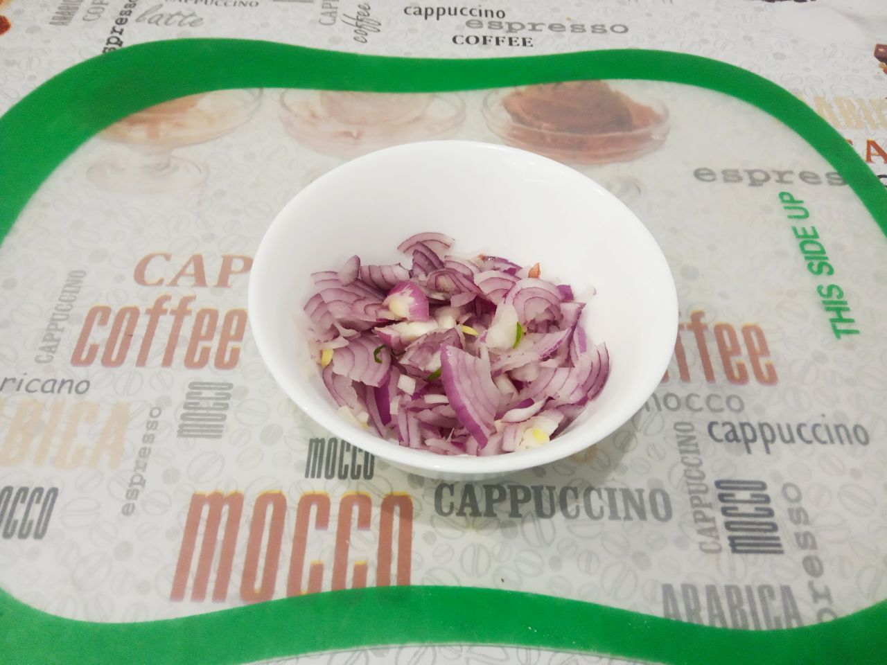 Простой рецепт вкусного и сытного салата: Лук очищаем от шелухи, промываем и нарезаем полукольцами.