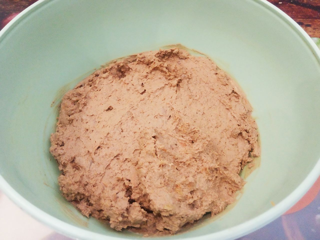 Бутерброды с паштетом из куриной печени и зеленью: Добавляем кусочками половину размягченного сливочного масла, сухой чеснок, перец по вкусу, соль и зелень по