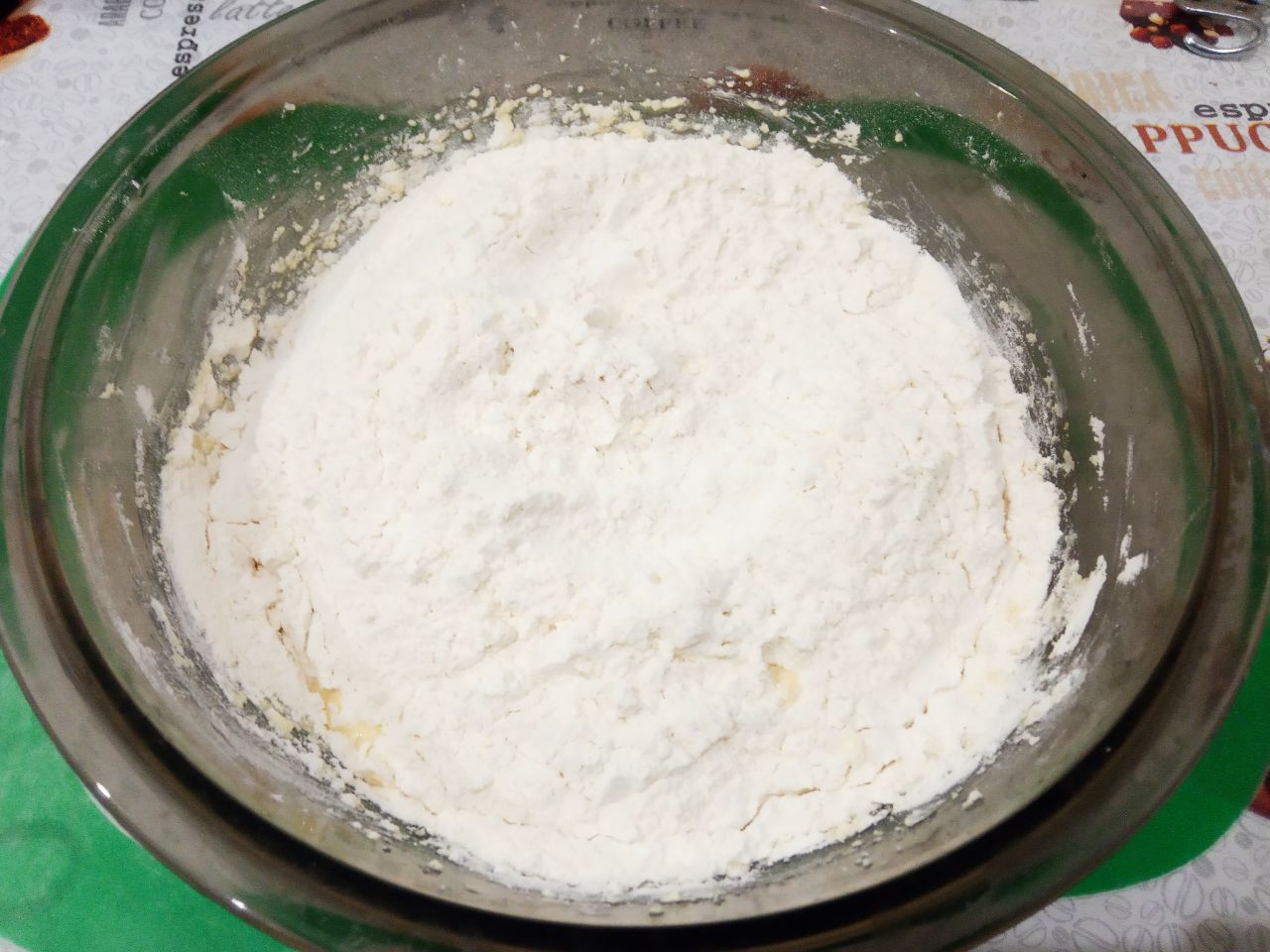 Печенье колечки, песочное и рассыпчатое: Муку просеиваем через мелкое сито и частями добавляем в смесь, замешиваем мягкое и нежное тесто.