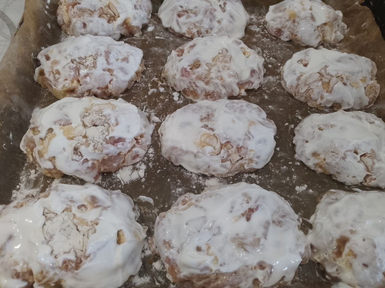 Котлеты из рубленого куриного мяса, сыра, запеченные в духовке: Сверху котлеты смазываем сметаной.