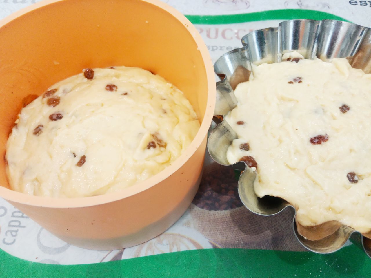Домашний кекс с изюмом и с добавлением творога, нежный и вкусный: Формы смазываем жиром или застилаем пергаментом и выкладываем тесто.