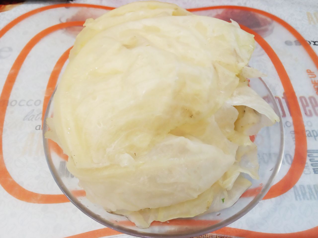 Голубцы из капусты и фарша, в кляре, жареные на сковороде, сытно и вкусно: Капусту отвариваем в кипятке или замораживаем в морозильной камере. Обычно я выдерживаю капусту в кипящей