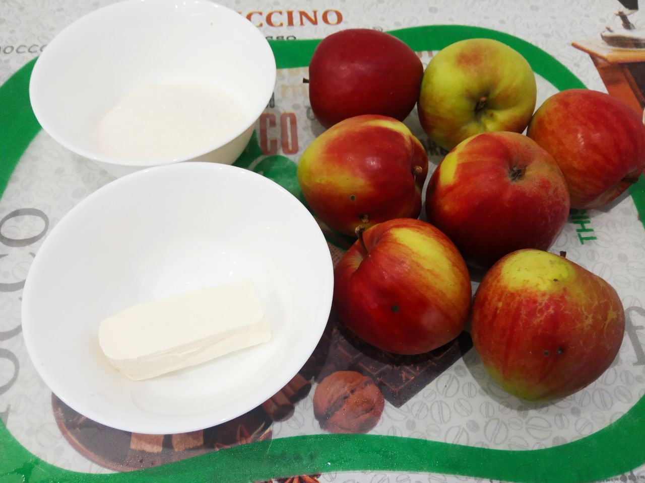 Песочный пирог с тушеными яблоками, просто и вкусно: Пока тесто в холодильнике, приготовим начинку.