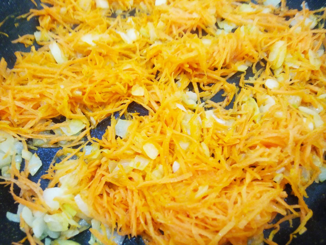 Бутерброды с паштетом из куриной печени и зеленью: Кладем тертую морковь и обжариваем до мягкого состояния.