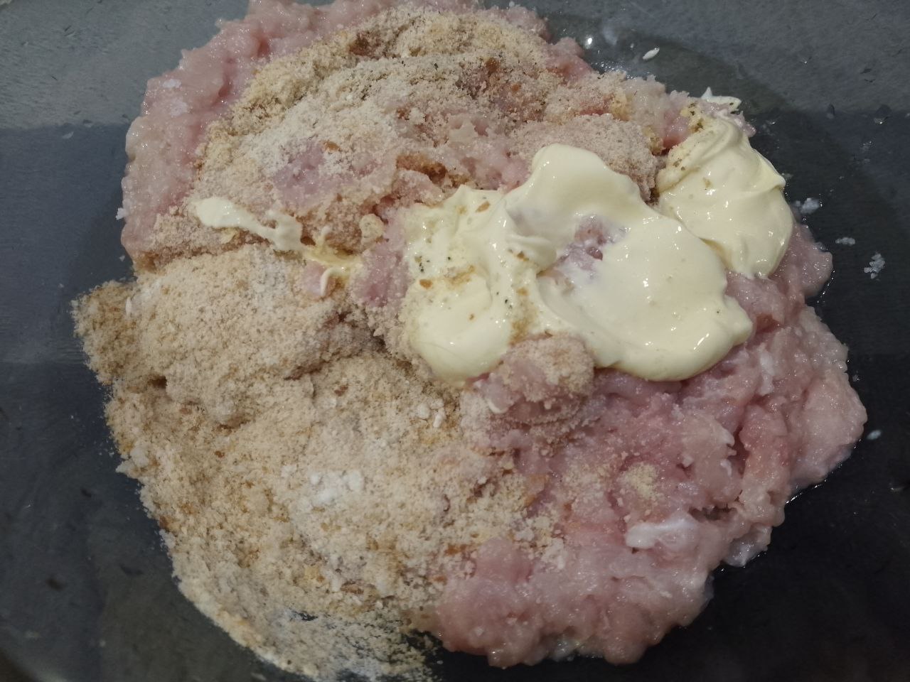 Зразы из куриного мяса, грибов и сыра, в духовке: Соединяем фарш, чеснок, лук, майонез или сметану, панировочные сухари, соль и перец по вкусу. Котлетную массу