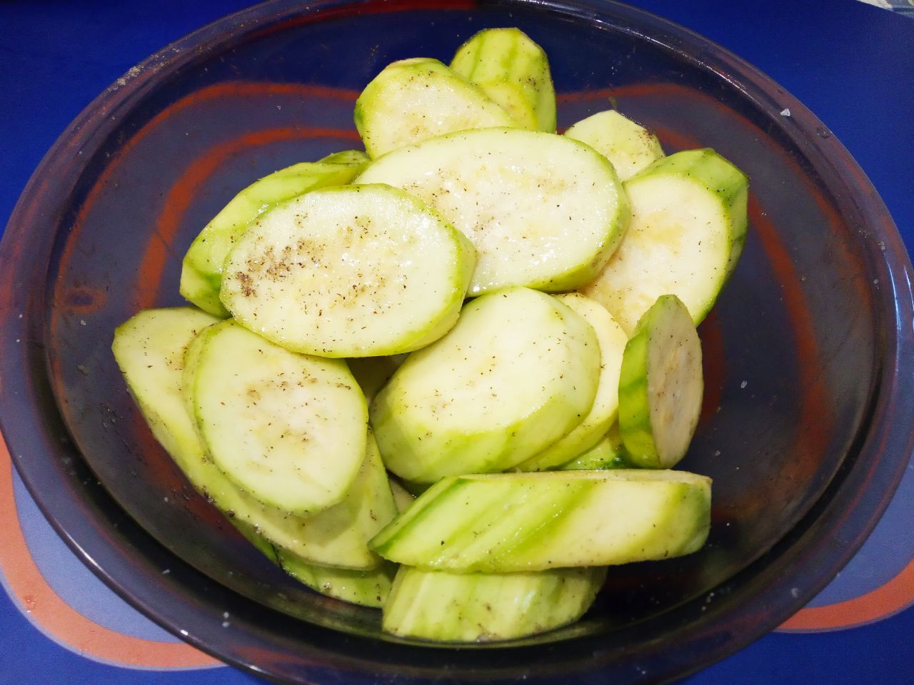 Запеченные кабачки в кляре, с сыром и помидорами: Солим и перчим по вкусу, перемешиваем и оставляем на полчаса,чтобы пропитались. А тем временем приготовим
