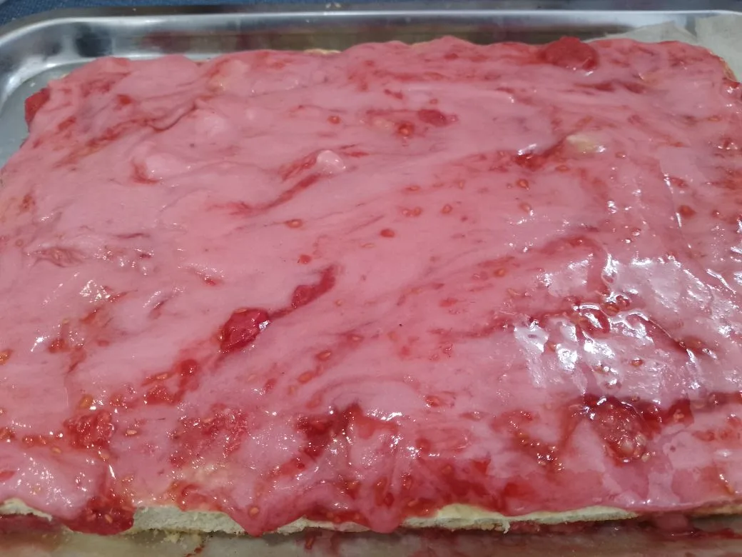 Песочные пирожные с замороженной малиной и в сахарной глазури: Верх покрываем глазурью и посыпаем крошкой и оставляем на пару часов для пропитания.