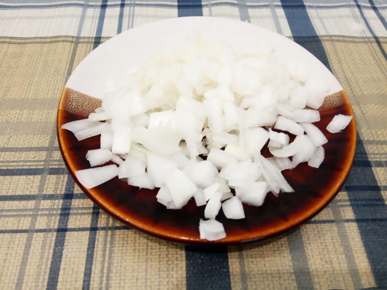 Вкусная закуска из кабачков с фаршем и сыром: Лук промываем и мелко нарезаем.
