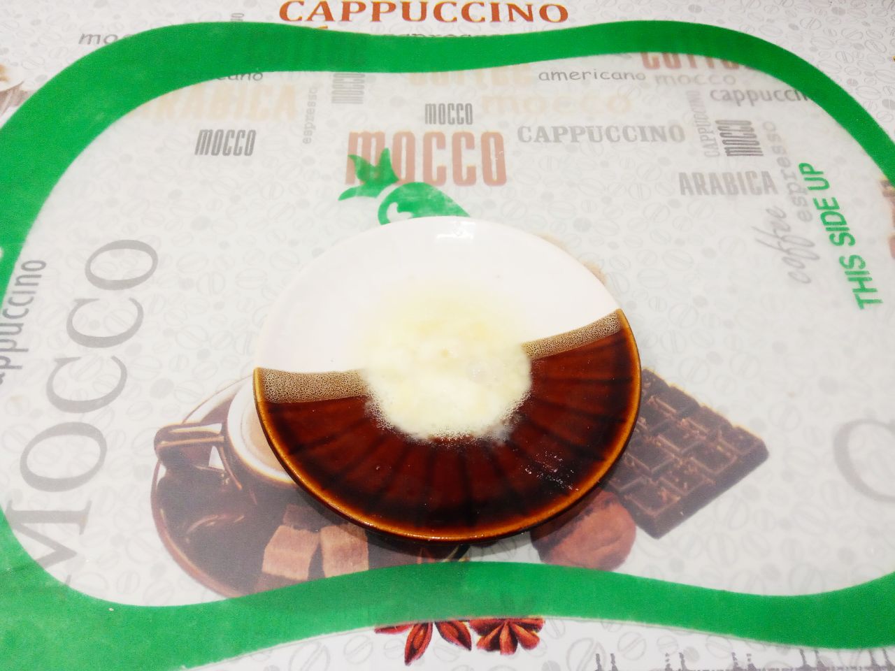 Песочный пирог с тушеными яблоками, просто и вкусно: Соду соединяем с лимонным соком, перемешиваем и выливаем в смесь.