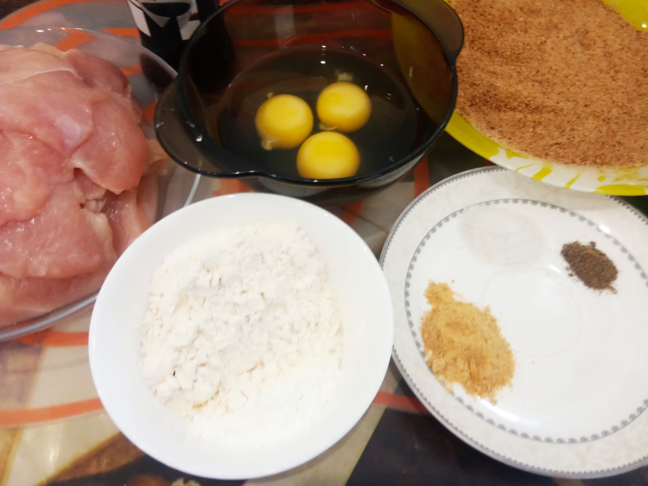 Жареное филе курицы в специях и панировочных сухарях, на сковороде