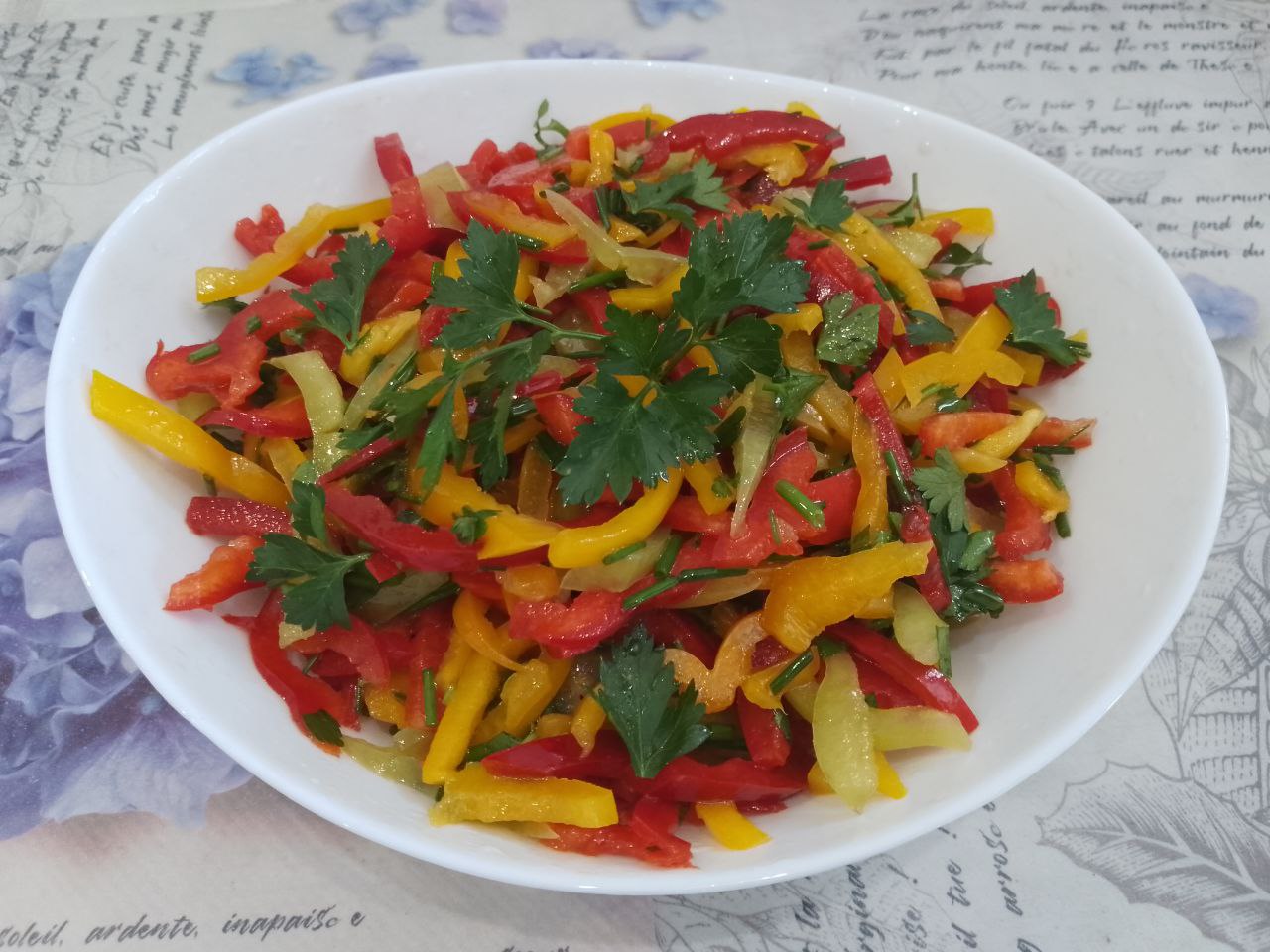 Салат из сладкого перца и зелени: Добавляем соль по вкусу, растительное масло, я добавила лимонный сок. Салат хорошо перемешиваем, даем