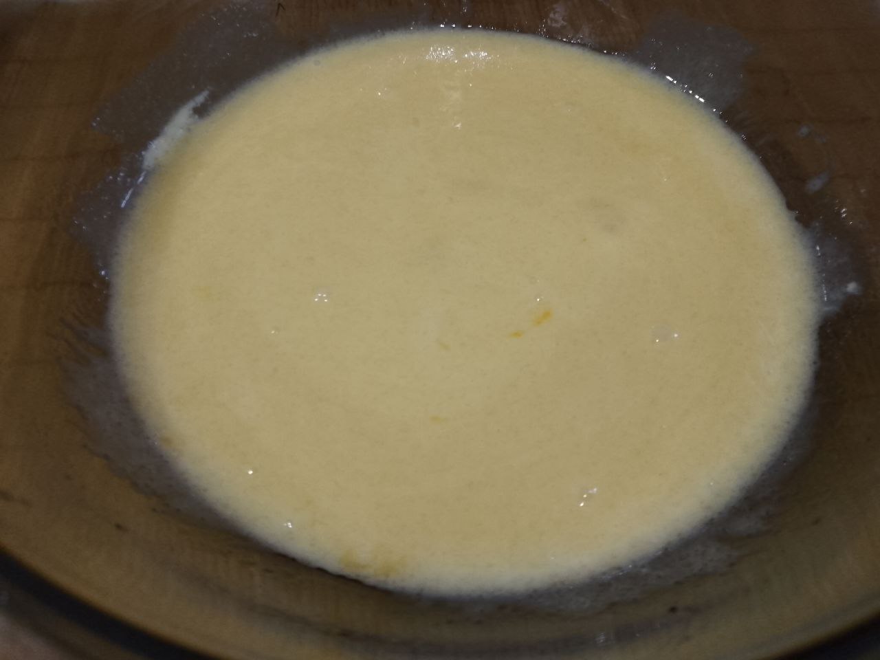 Печенье с изюмом на майонезе, просто и вкусно: Добавляем растительное масло и майонез, размешиваем.