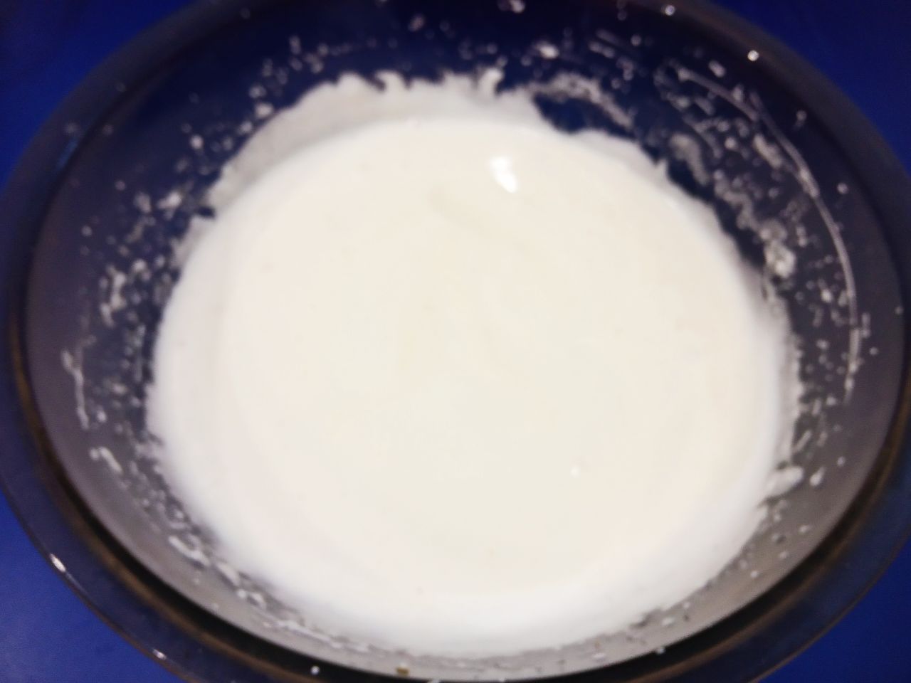 Бисквитный рулет с начинкой из персиков, вкусно и аппетитно: Добавляем желтки и размешиваем.