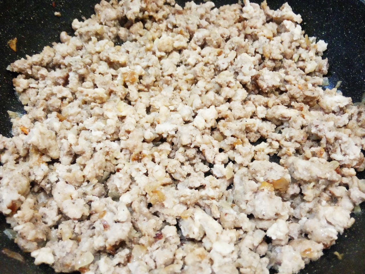 Пирожки из слоёного теста с мясной начинкой: Кладем фарш, солим и перчим по вкусу, размешиваем и обжариваем до готовности.