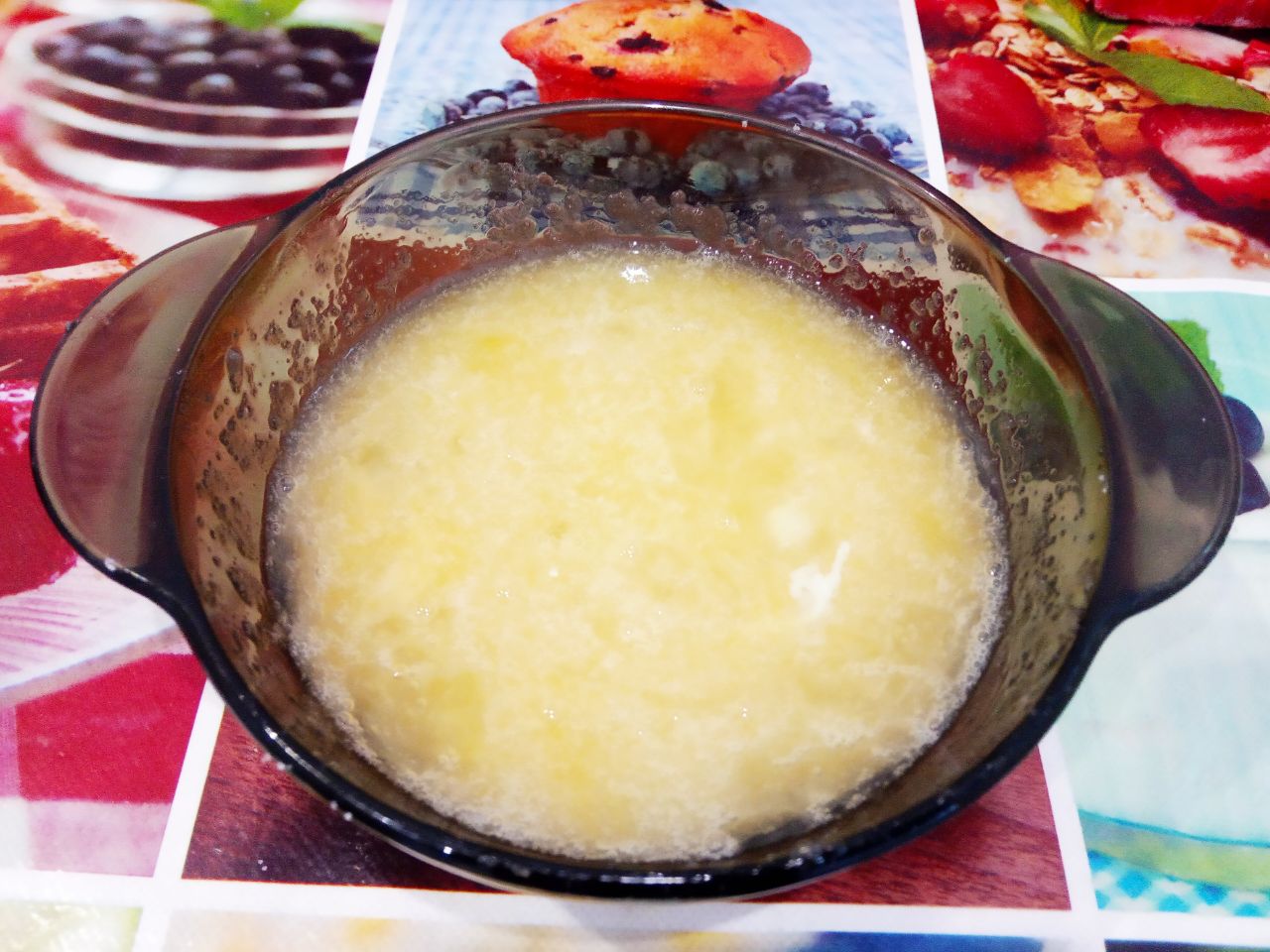 Кексы из манной крупы, на йогурте, воздушные и ароматные: Яйца разбиваем в другую чашу, всыпаем сахар и размешиваем до однородного состояния.