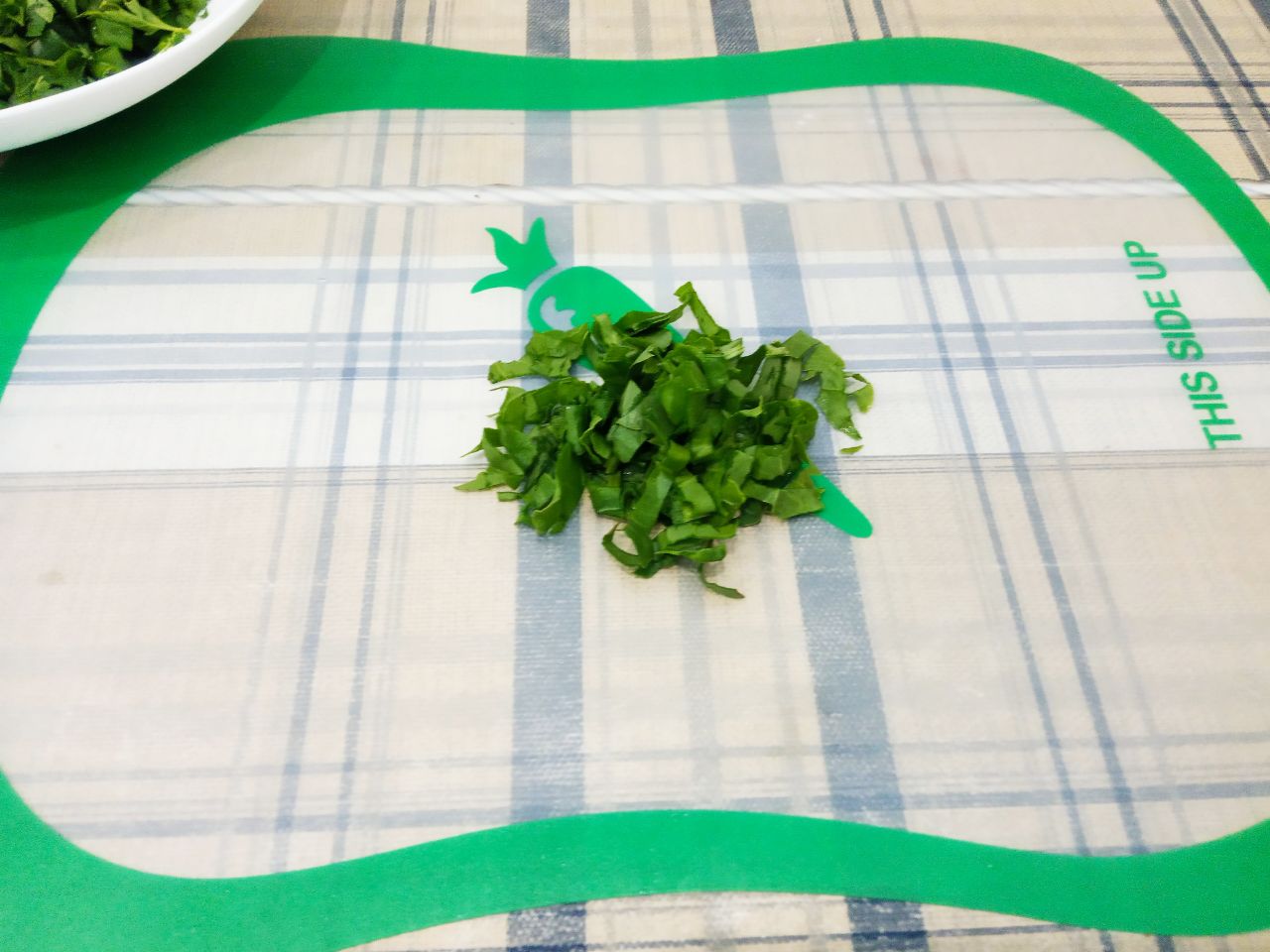 Простой салат из зелени, просто и вкусно: Листья щавеля промываем, просушиваем и нарезаем полосками. Щавель не всем нравится в салате, но мне нравится