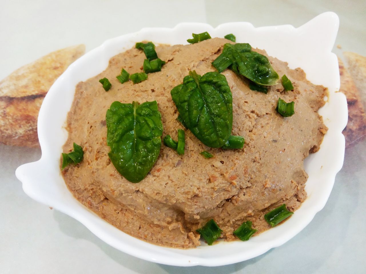 Паштет из куриной печени, вкусно и просто: Паштет перекладываем в емкость и сверху поливаем растопленным сливочным маслом, так паштет дольше хранится.