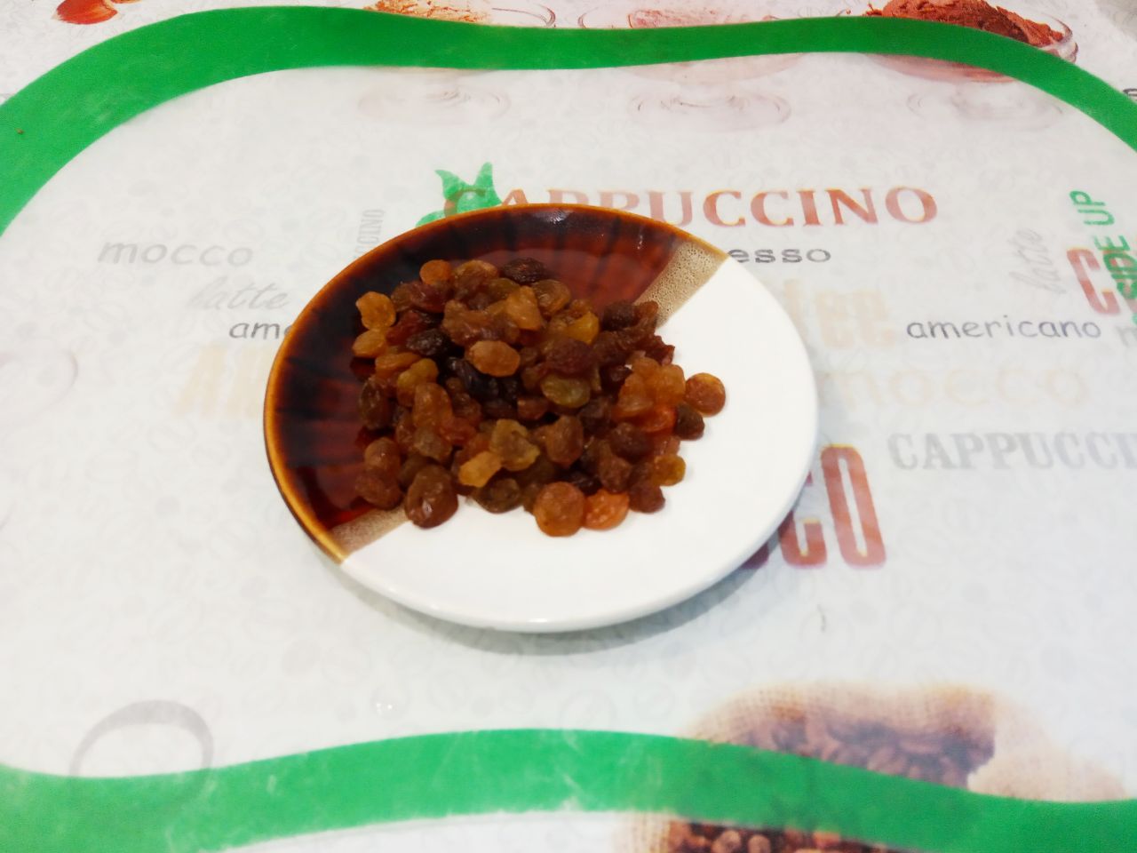 Простой рецепт тыквенной каши с манной крупой и изюмом: Изюм перебираем, промываем хорошо горячей водой и просушиваем.
