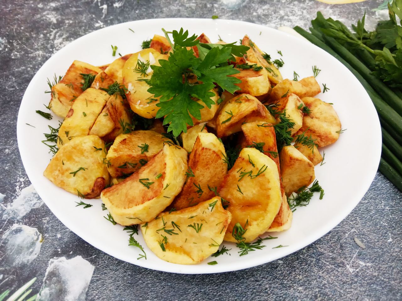 Картофель жареный с чесноком и зеленью: Жареный картофель посыпаем чесноком и зеленью еще горячим.