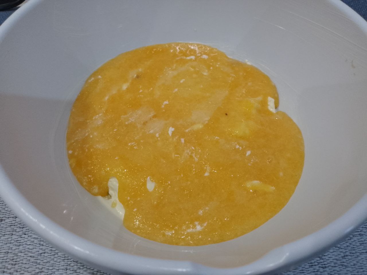 Песочное лимонное печенье, ароматное и вкусное: Соединяем желтковую смесь со сливочным маслом, тщательно перемешиваем.