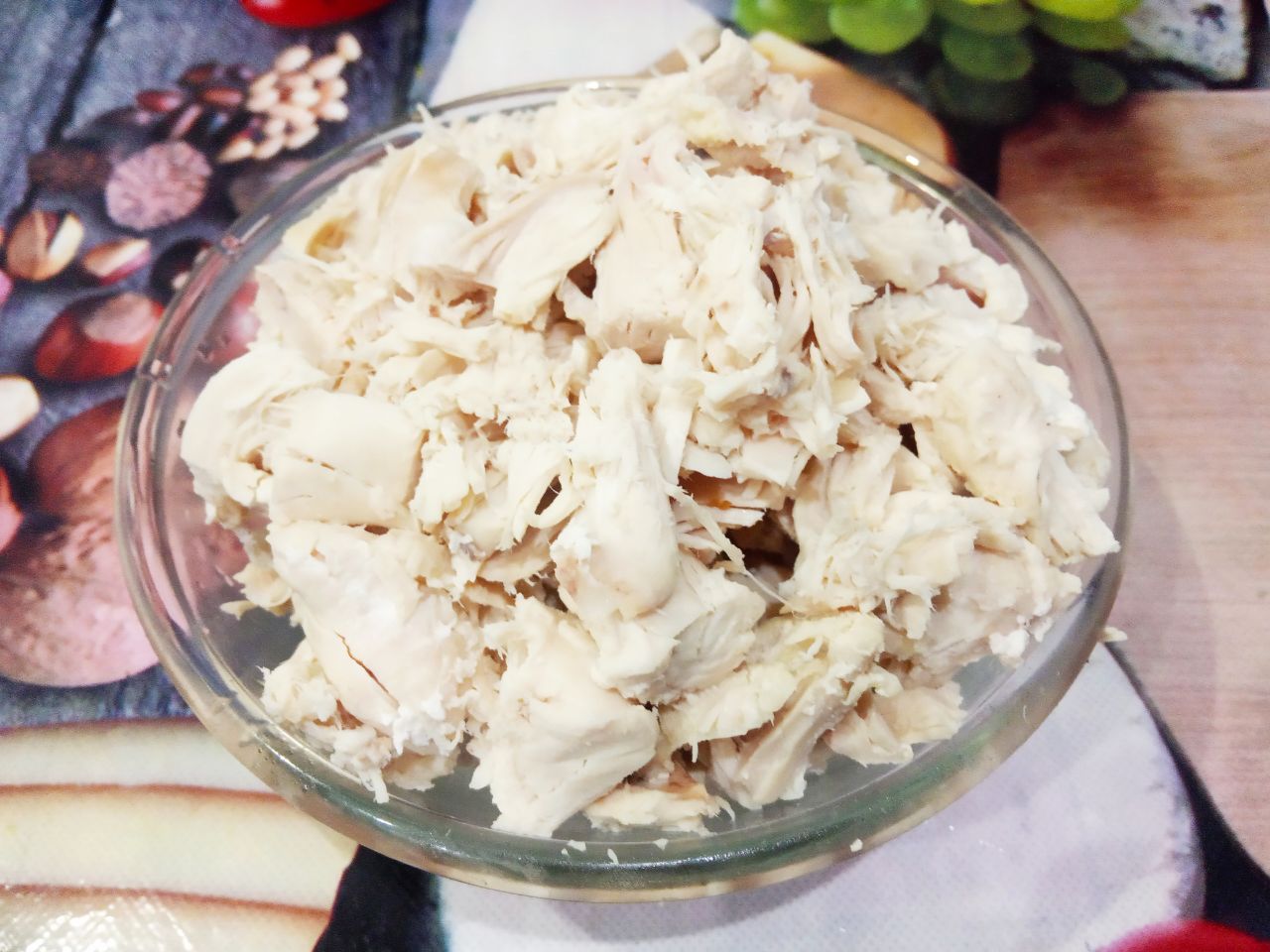 Салат из куриного мяса, редьки и жареного лука, сытный и вкусный: Куриную грудку отвариваем со специями до готовности. Мясо охлаждаем и мелко нарезаем.