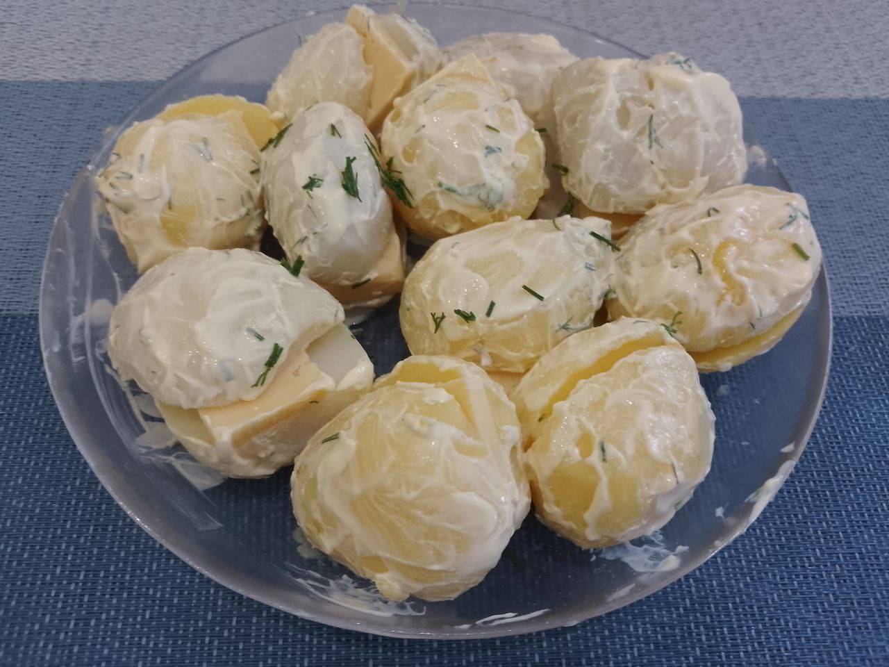 Картофель с сыром, в беконе, запеченный в духовке: Картофель смазываем соусом.