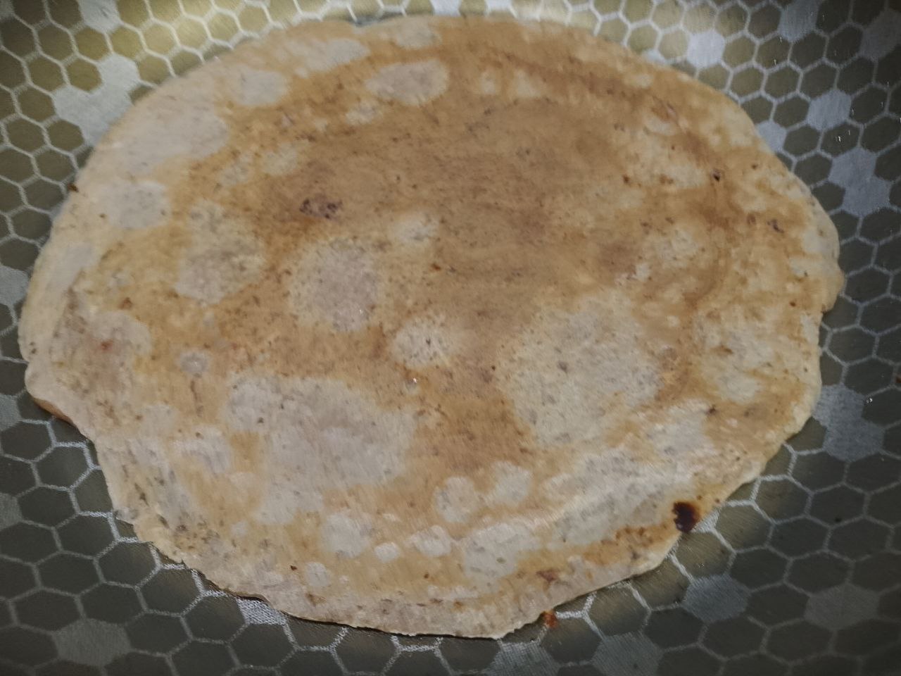 Блины из печени с грибной начинкой, вкусные и сытные: Разогреваем сковороду с растительным маслом, выкладываем печеночную массу толщиной 3-4 мм.