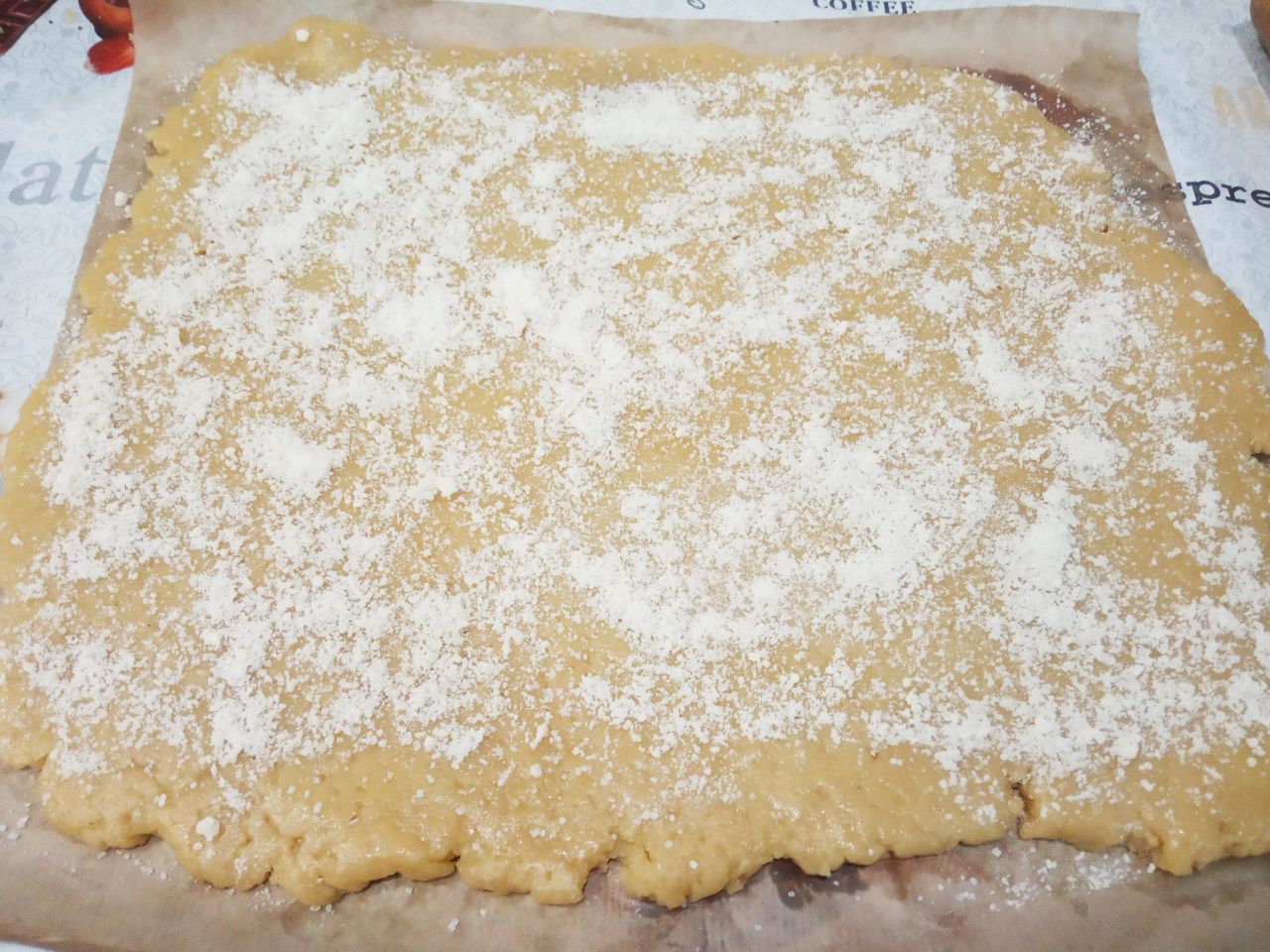 Простой рецепт песочного домашнего печенья, просто и вкусно: Лист теста я посыпала мучной крошкой, которая осталась от предыдущей выпечки. Вместо мучной крошки, печенье