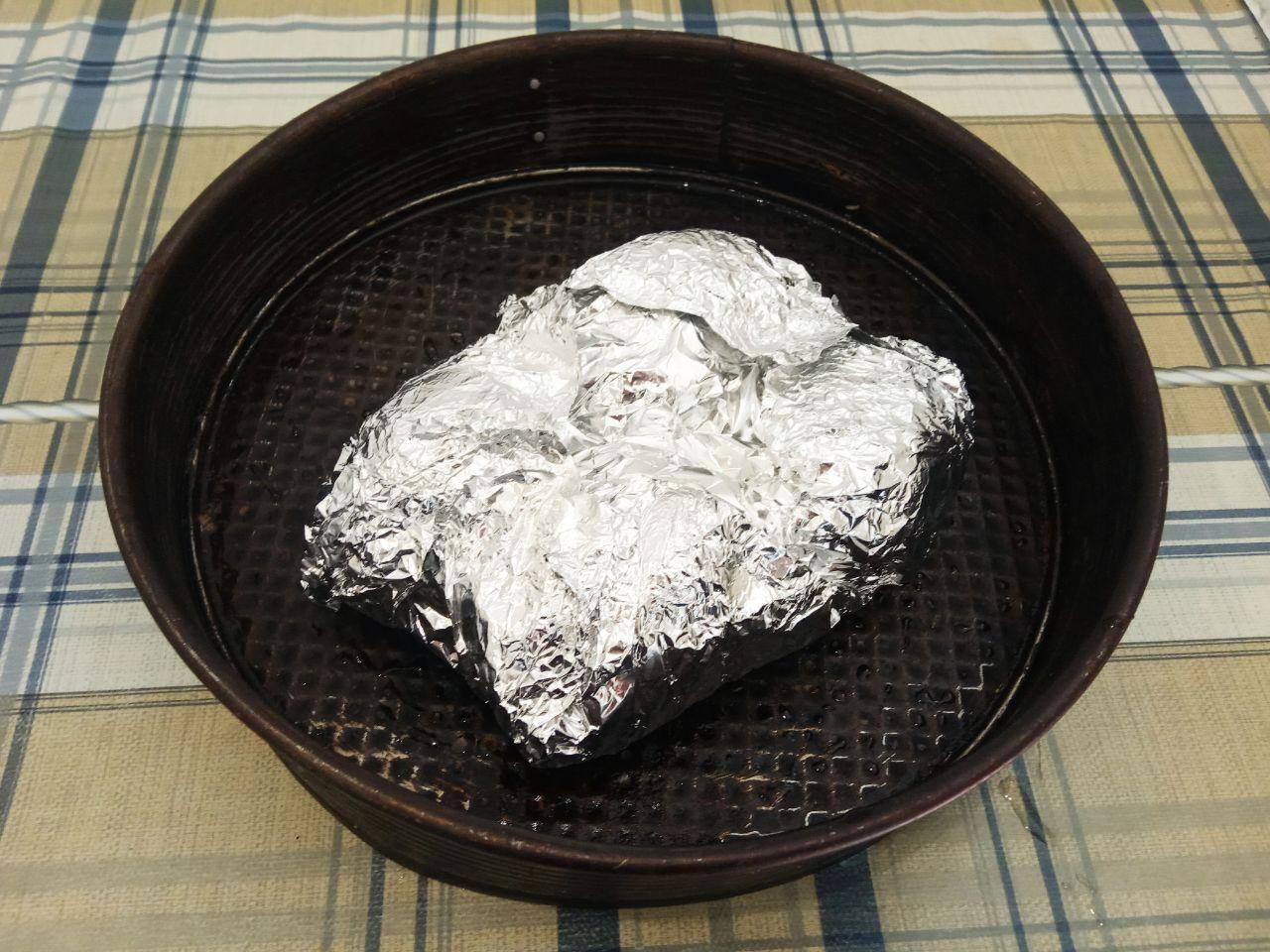 Запеченный картофель с творогом и зеленью: Заворачиваем в фольгу и запекаем в фольге в духовке при 180 С до готовности примерно не менее часа, зависит