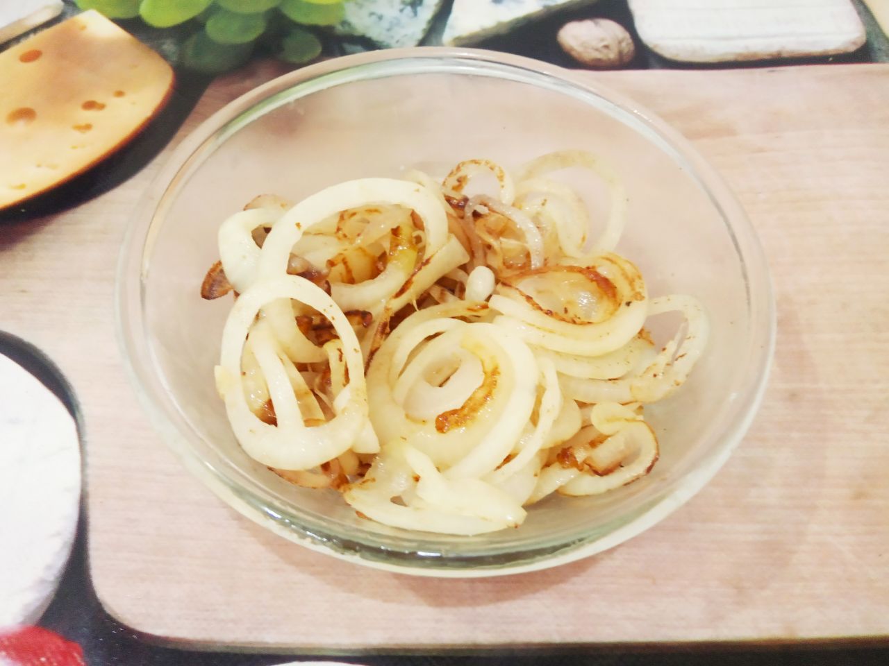 Баклажаны с луком, тушеные в сметане: Нарезанный кольцами лук обжариваем в растительном масле до золотистого цвета.