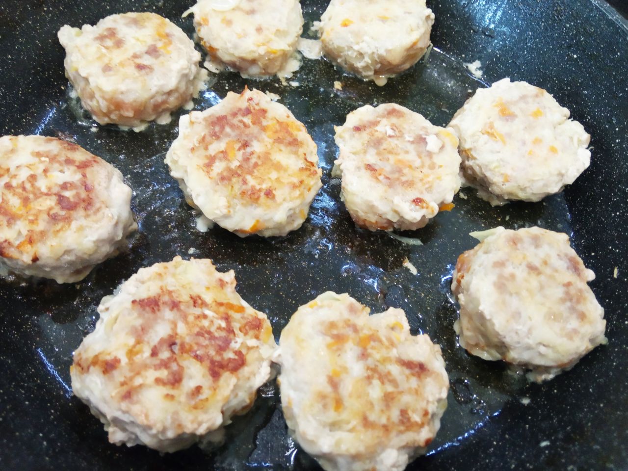 Капустные биточки с фаршем и соусом в духовке: Разогреваем сковороду с растительным маслом и обжариваем на среднем огне с обеих сторон.