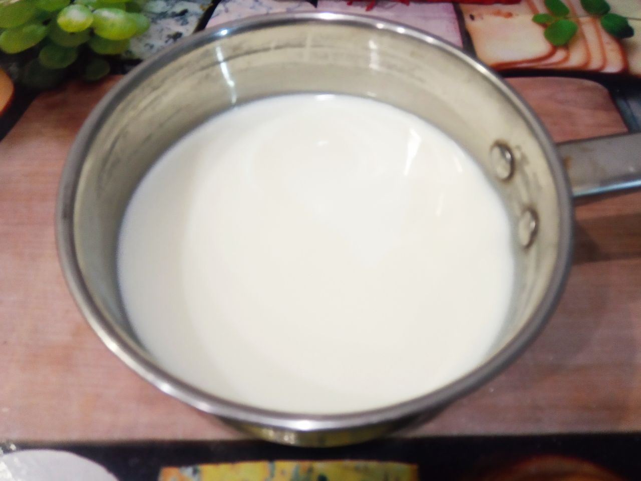 Блинчики с мясом и сыром, запеченные в духовке: Молоко подогреваем и выливаем в сухую смесь, размешиваем миксером до однородного состояния.