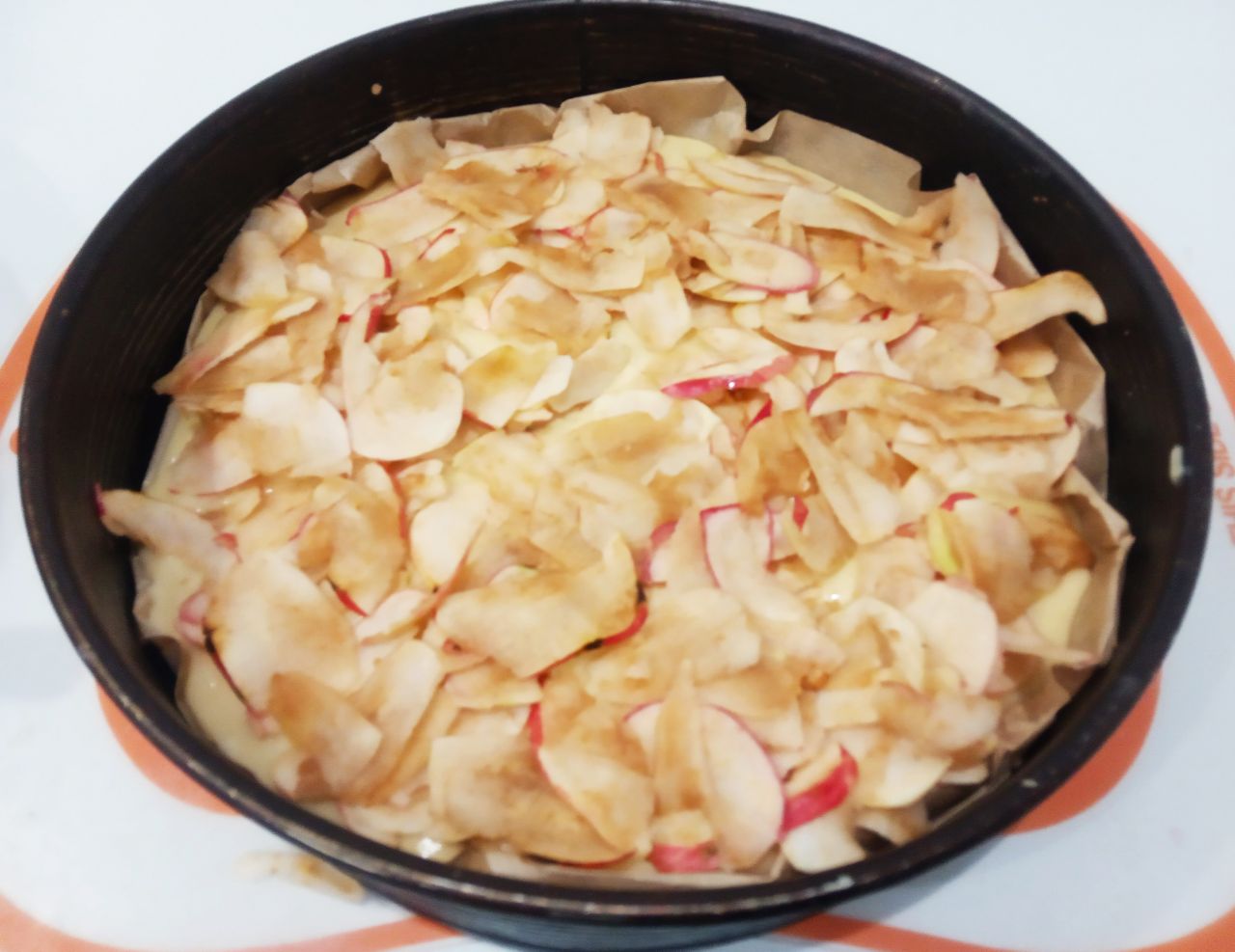 Пирог с яблоками на кефире и растительном масле, просто и вкусно: На тесто выкладываем равномерно половину ломтиков яблок.