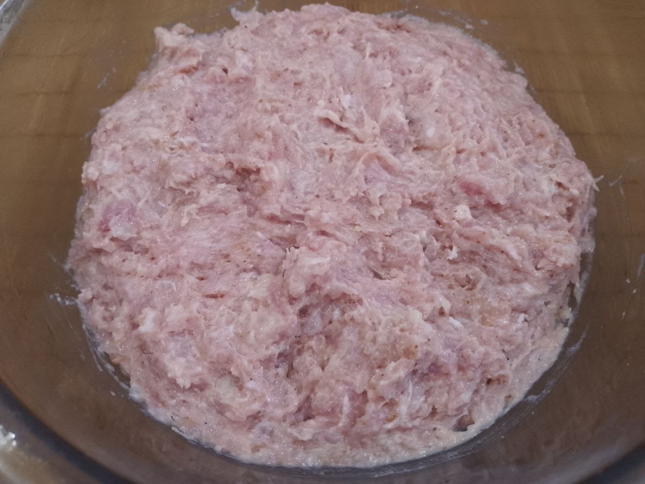Мясные котлеты с начинкой, запеченные в духовке: Выкладываем в котлетный фарш взбитые белки  и осторожно перемешиваем.