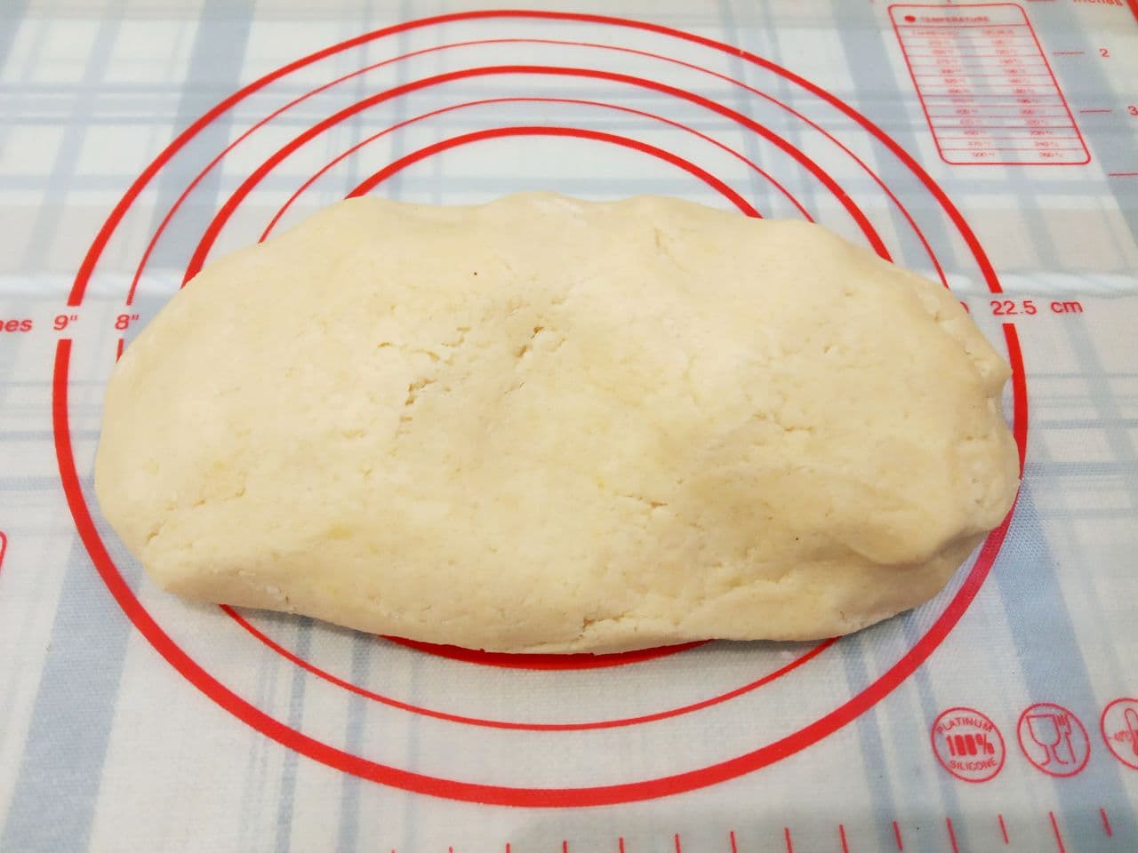 Рассыпчатое песочное домашнее печенье с крахмалом, вкусно и просто: Лист теста посыпаем измельченными орехами и по желанию валиком продавливаем узоры.